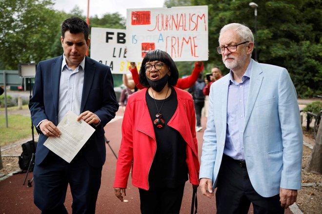 Diane Abbott (v sredini) se zaradi barve svoje kože in zaradi spola že leta sooča z vztrajnim spletnim nadlegovanjem. FOTO: Tolga Akmen /AFP