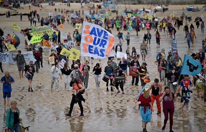 Junijski protesti proti rudarjenju na morskem dnu v Cornwallu ob srečanju skupine G7. FOTO: Ben Stansall/AFP