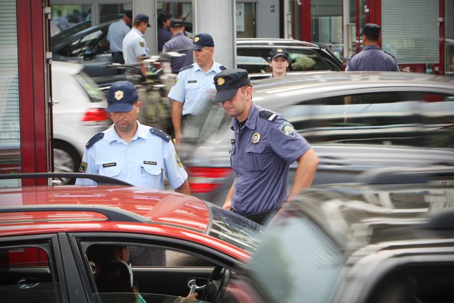 Slovenski in hrvaški policisti na mejnem prehodu Dragonja, 3.avgusta, 2013. Kot vsako leto se je s počitnicami v Italiji in ponekod v Nemčiji gneča proti obali še povečala. FOTO: Jure Eržen/Delo