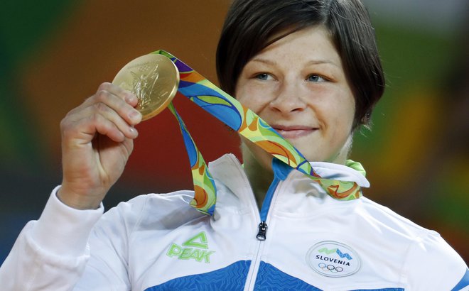Tina Trstenjak z zlato kolajno z olimpijskih iger 2016.&nbsp; FOTO: Matej Družnik/Delo