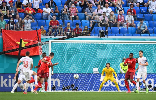 Španiji so se že v 8. minuti odprla polfinalna vrata po srečnem golu Jordija Albe, a Švica je padla šele po strelih z 11-m. FOTO: Kirill Kudrajcev/Reuters