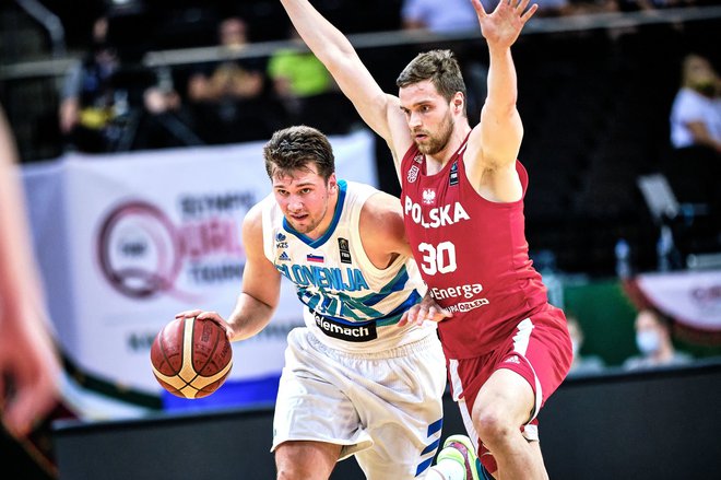 Luka Dončić je že med tekmo s Poljsko pogledoval v prihodnost. FOTO: FIBA