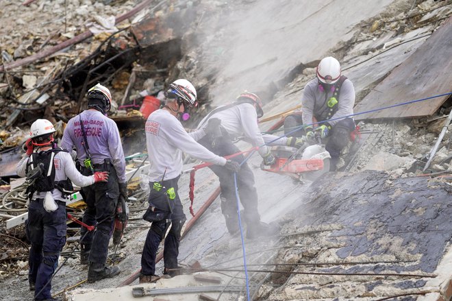 Zaradi slabega vremena so iskanje že doslej nekajkrat prekinili. FOTO: Miami Dade Fire Department via Reuters