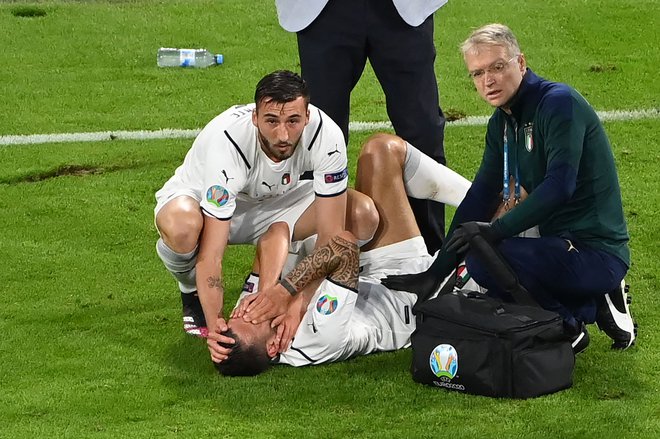 Leonardo Spinazzola je hitro spoznal, da je zanj konec eura, tolažil ga je tudi klubski soigralec Bryan Cristante. FOTO: Stuart Franklin/AFP