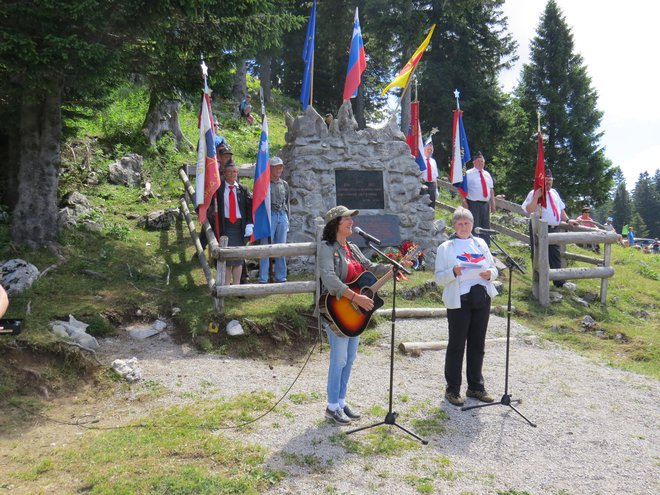 V spomin na partizanske borce je venček partizanskih pesmi na kitaro zaigrala in zapela Marjetka Popovski iz Izole. FOTO: Bojan Rajšek/Delo