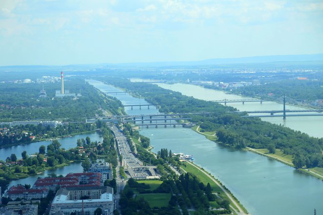 Do sedemdesetih let prejšnjega stoletja so na Dunaju izkopali novo strugo Donave, pravzaprav dve vzporedni, ena je rekreacijska, druga plovna. FOTO: Milan Ilić