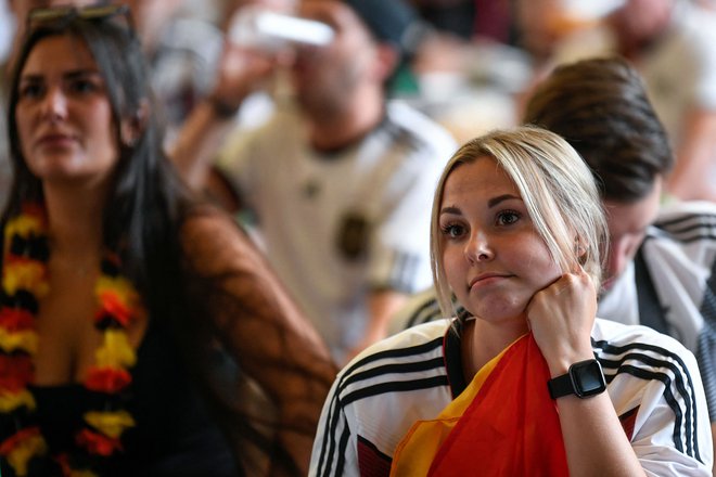 Nemško dekle po porazu z Anglijo na nogometnem EP tak&#39; žalostno gleda v svet. FOTO: Ina Fassbender/ AFP