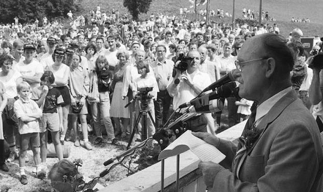 Prvi slavnostni govornik pod lipo je bil leta 1991 predsednik državnega zbora France Bučar.<br />
FOTO: Tomi Lombar/Delo, sliko hrani Muzej novejše zgodovine