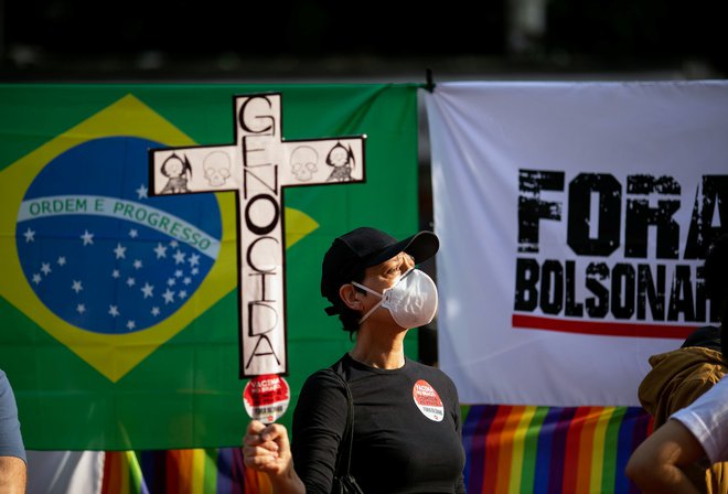 Zaradi slabega obvladovanja pandemije, protestniki Bolsonara obtožujejo genocida. FOTO: Roosevelt Cassio/Reuters