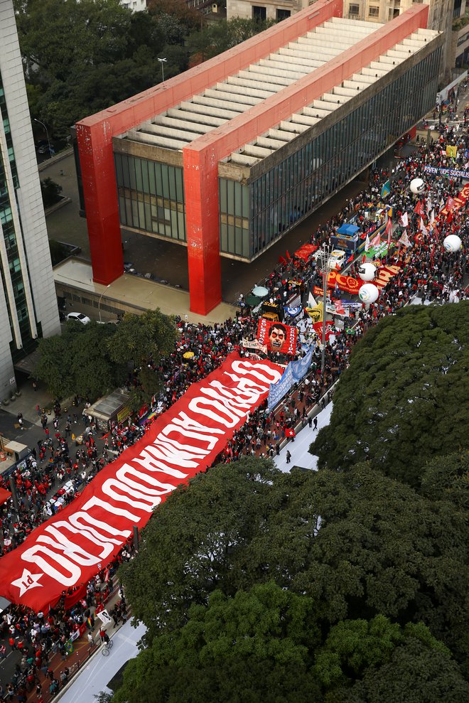 Na ulicah številnih mest je več tisoč protestnikov. FOTO:Carla Carniel/Reuters