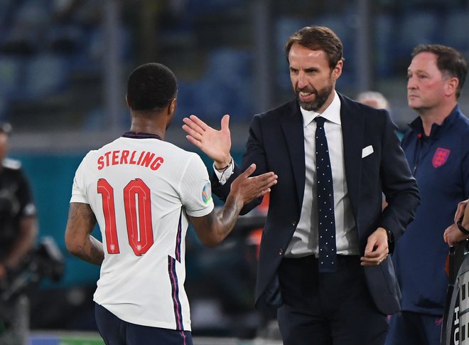 Gareth Southgate pozdravlja Raheema Sterlinga, ki je tudi v Rimu odigral odlično partijo. FOTO: Alberto Lingria/Reuters