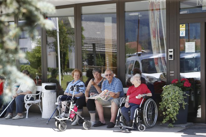 Po podatkih ministrstva za zdravje bo do leta 2025 storitve dolgotrajne oskrbe potrebovalo že okoli 70.000 upravičencev. Foto Leon Vidic/delo