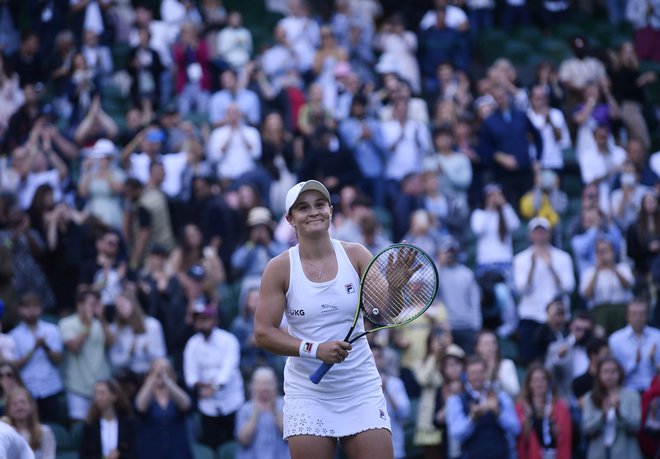 Prva nosilka, Avstralka Ashleigh Barty, pozdravlja navijače po zmagi v tretjem krogu nad Čehinjo Katerino Siniakovo. FOTO: Toby Melville/Reuters