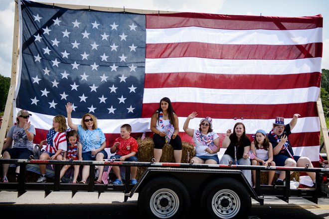 Nedavna javnomnenjska raziskava je pokazala, da 70 odstotkov Američanov še vedno čuti ponos do svoje zastave. Foto Reuters
