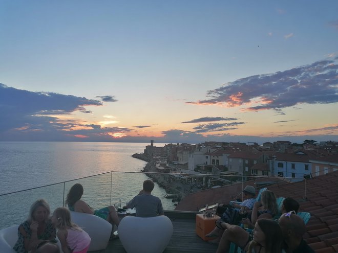 Pogled na Punto in sončni zahod s s terase piranskega hotela. FOTO: Nataša Čepar/Delo