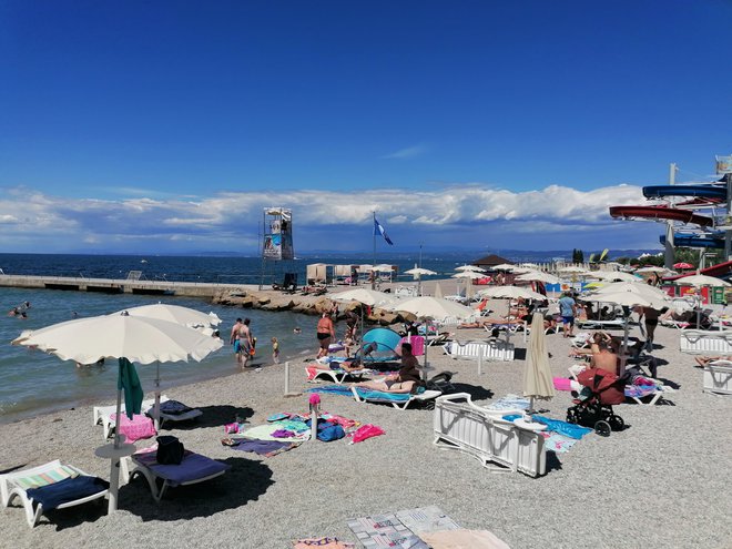 Zgodnje popoldne na plaži v izolskem San Simonu. FOTO: Nataša Čepar/Delo