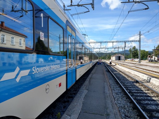 Slovenske železnice so skupaj za 320 milijonov evrov brez DDV naročile pri Stadlerju skupaj 52 garnitur, 21 enopodnih, deset dvopodnih (nadstropnih) in 21 diezelskih enopodnih vlakov. FOTO: Aleš Stergar/Delo