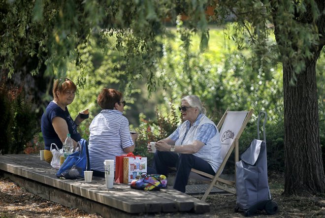 Podatki kažejo, da ženske pri nas v povprečju zaslužijo 9 odstotkov manj kot moški, a imajo po koncu delovne dobe v povprečju kar 16 odstotkov nižjo pokojnino. Foto Blaž Samec