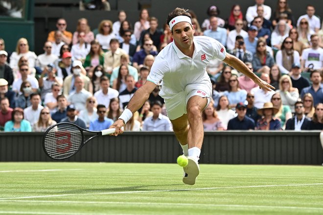 Danes se na teniškem turnirju v Wimbledonu začenjajo dvoboji osmine finala. Igrala bosta tudi Novak Đoković in Roger Federer, ena glavnih favoritov za zmago.&nbsp;Rogerja Federerja čaka Lorenzo Sonego, trenutno 27. igralec sveta. Švicar je do osmine finala oddal le en niz enako kot&nbsp;Italijan. Federer je na sveti travi slavil že osemkrat. FOTO: Ben Stansall/Afp