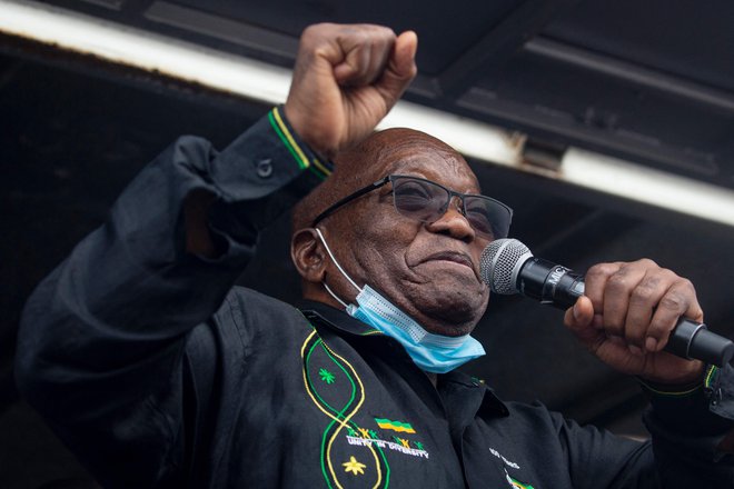 Jacob Zuma trdi, da bi bil odhod za rešetke zanj enak smrtni obsodbi. FOTO: Emmanuel Croset/AFP