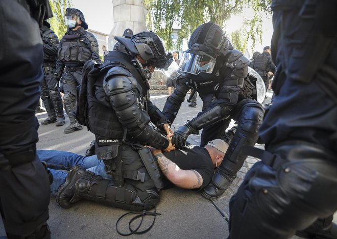 Generalni direktor policije Anton Olaj je s poročilom o nadzoru nad policijskim ravnanjem na Prešernovem trgu že seznanjen, a čaka na pripombe PU Ljubljana. FOTO: Jože Suhadolnik/Delo