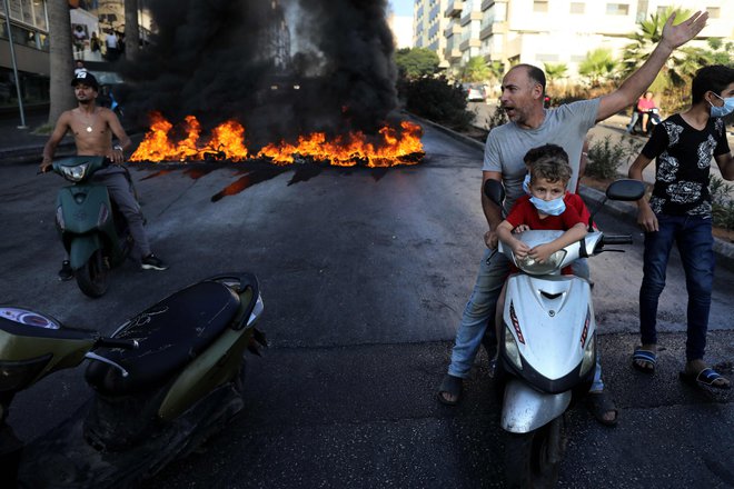 Protesti v Bejrutu. Bencin se je pred kratkim podražil za 30 odstotkov. Foto Marwan Tahtah/AFP