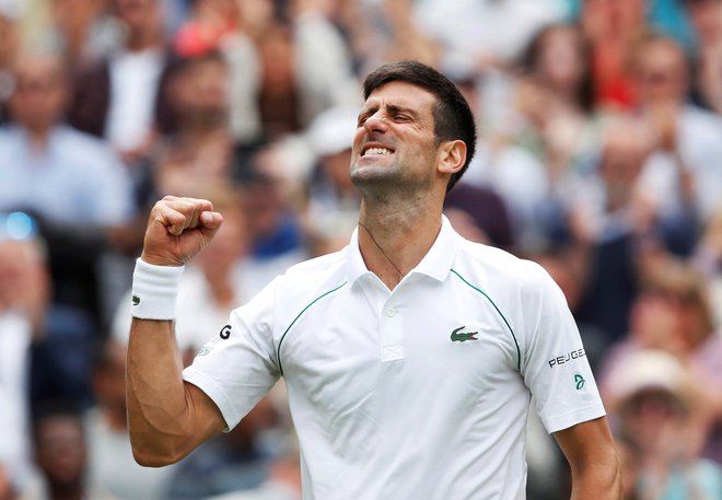 Novak Đoković ima v Wimbledonu še naprej močno roko. FOTO: Paul Childs/Reuters