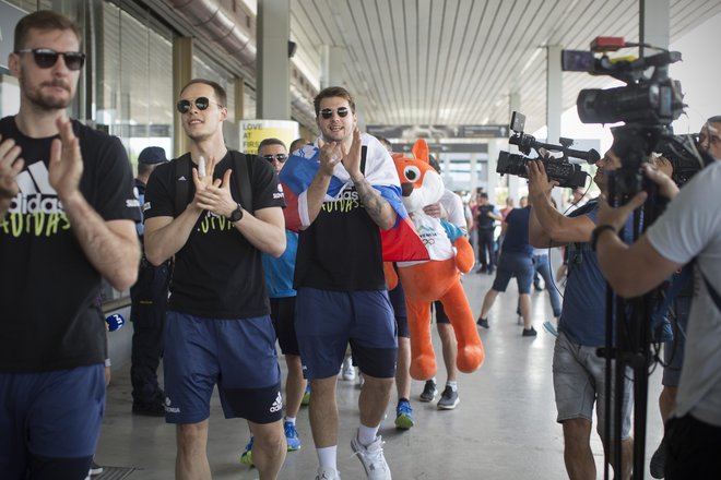 Prihod košarkarjev na brniško letališče. FOTO: Jure Eržen/Delo