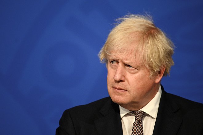 Če teh ukrepov ne bomo odpravili v prihodnjih nekaj tednih, se moramo vprašati, kdaj jih bomo, je Boris Johnson dejal med današnjo novinarsko konferenco. Foto: Daniel Leal-Olivas/Reuters