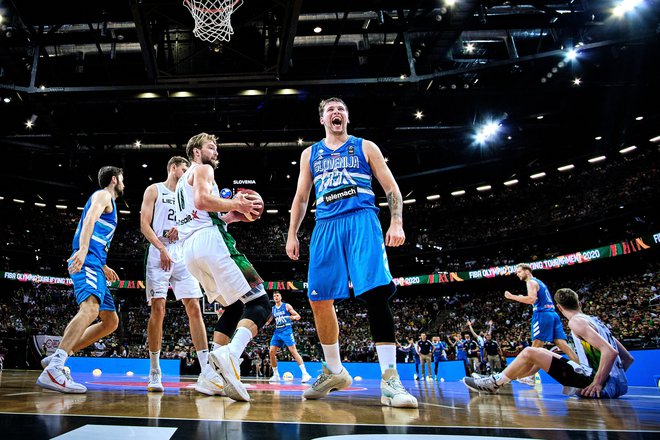 Luka Dončić in drugi slovenski junaki bitke za Kaunas so si pošteno dali duška že med odločilno tekmo z Litvo. FOTO: FIBA