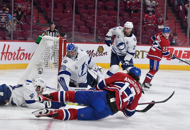 Josh Anderson (17) je bil vpodaljšku mož odločitve in je premagal vratarja Tampe Andreja Vasilevskija za prvo zmago Montreala v finalu NHL. FOTO: Eric Bolte/Usa Today Sports