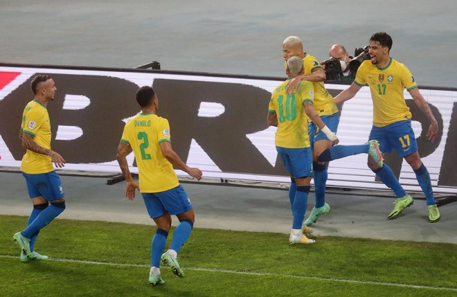 Brazilija je prvi finalist južnaomeriškega prvenstva, potem ko je po imenitni akciji Neymarja edini gol proti Peruju dosegel Lucas Paqueta. FOTO: Sergio Moraes/Reuters