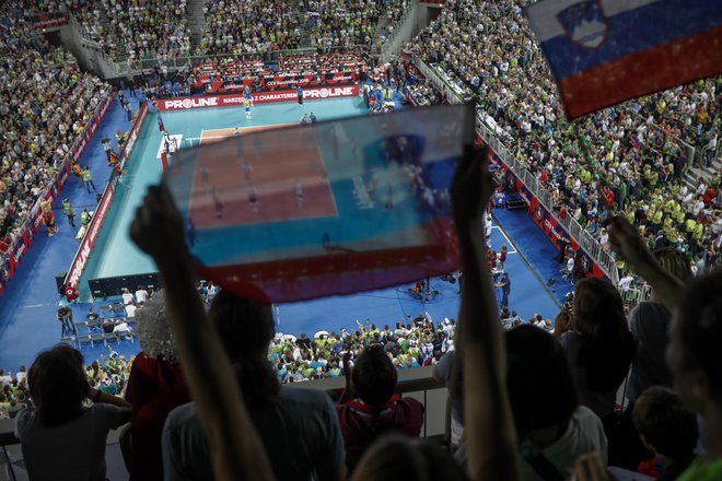 Slovenski odbojkarji so že rezervirali september za navijaške veselice. FOTO: Uroš Hočevar/Delo