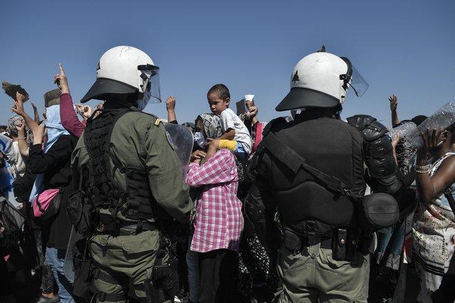 Nekatere manjšine v EU doživljajo dvakrat več nasilja in nadlegovanja iz sovraštva kot splošno prebivalstvo, vendar kar devet od desetih žrtev tega ne prijavi. FOTO: Louisa Gouliamaki/AFP