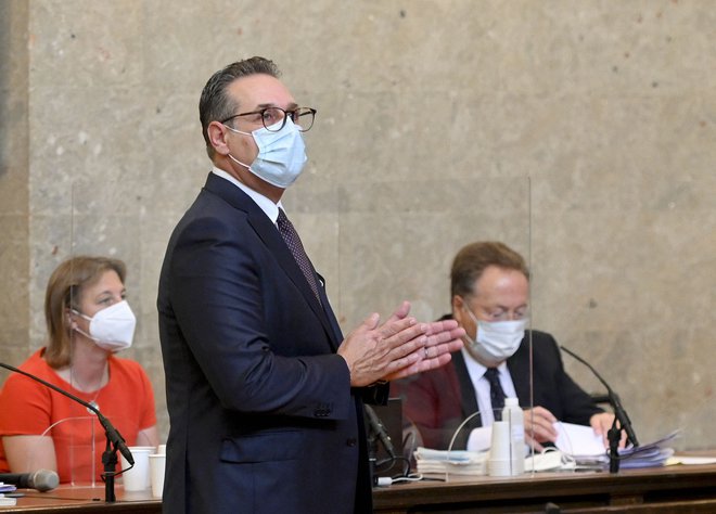 Nekdanji voditelj skrajno desne stranke FPÖ Heinz-Christian Strache pred začetkom sojenja. FOTO: Herbert Neubauer/AFP