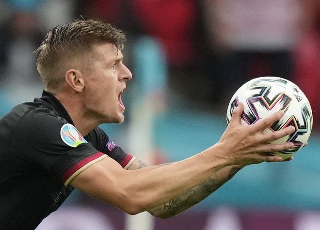 Toni Kroos se jezi med tekmo z Anglijo na Wembleyju. FOTO: Frank Augstein/Reuters