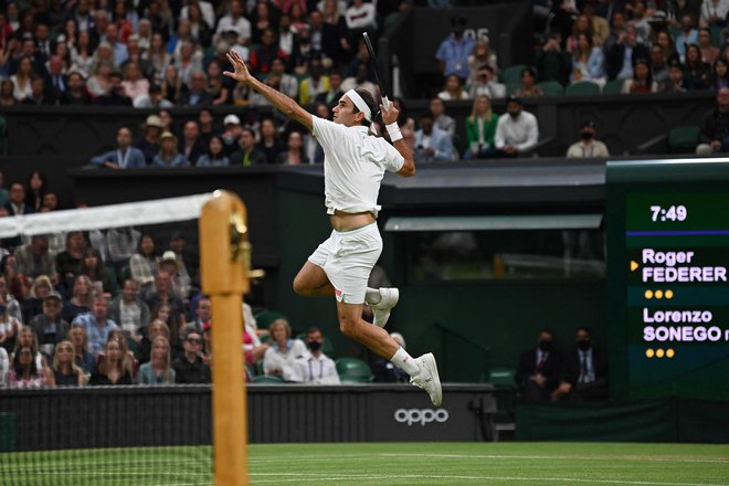 Roger Federer ni daleč od svoje najboljše forme, vprašljiva je vzdržljivost. FOTO: Glyn Kirk/AFP