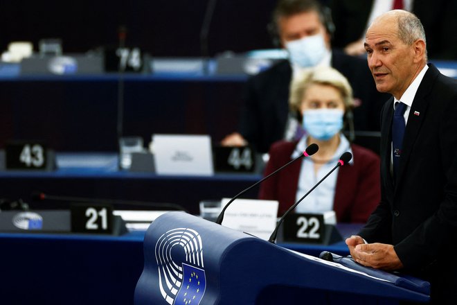 Slovenski premier Janez Janša in predsednica evropske komisije Ursula von der Leyen v Strasbourgu.&nbsp;FOTO: Christian Hartmann/Afp