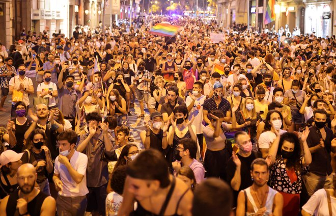 Več tisoč ljudi se je v ponedeljek zvečer zbralo na ulicah španskih mest. FOTO:Nacho Doce/Reuters