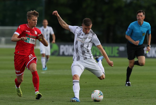 Luka Bobičanec je zabil edini gol na tekmi ter Muri priigral pomembno zmago. FOTO: Jože Suhadolnik/Delo