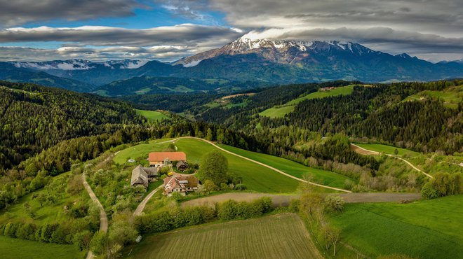 Posestvo Koroš &ndash; gorskokolesarski raj ob meji z Avstrijo, ki že več kot desetletje navdušuje domače in tuje goste. FOTO: Marek Chabros