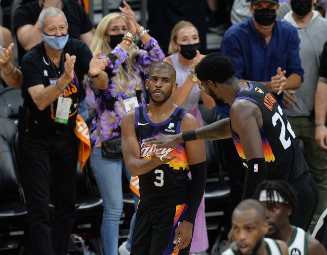 Poleg Chrisa Paula (levo) je z obilnim dvojnim dvojčkom zablestel tudi DeAndre Ayton (desno). FOTO: Joe Camporeale/USA Today Sports