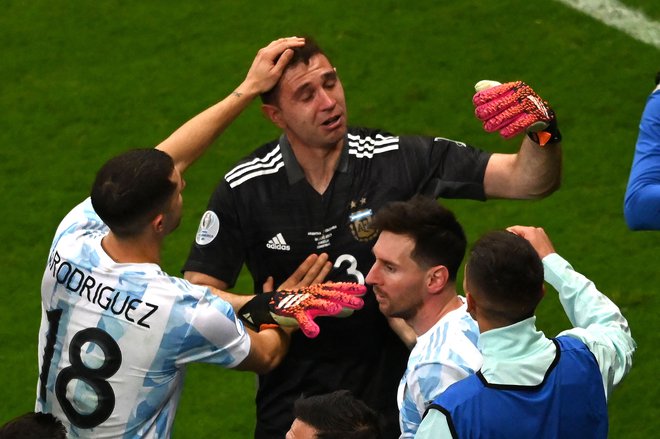 Vratar Emiliano Martinez je tokrat zasenčil tudi Lionela Messija (oba na fotografiji). FOTO: Evaristo Sa/AFP