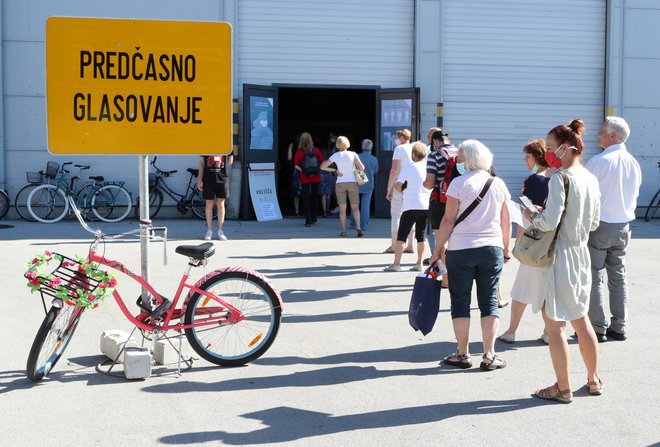 Včerajšnja gneča na predčasnem glasovanju na Gospodarskem razstavišču v Ljubljani. FOTO: Marko Feist/Slovenske novice