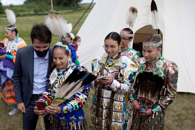 &raquo;Kanadski otroci domorodnih plemen Inuitov in Métisov si zaslužijo najboljši možni začetek v življenju - odraščati v svojih skupnostih, spoznavati svojo kulturo in biti obkroženi z ljubljenimi,&laquo; je izjavil kanadski premier Justin Trudeau. Zato je kanadska vlada v sodelovanju z avtohtonimi partnerji podpisala zgodovinski sporazum o zakonu o otrocih, mladini in družinah staroselskih plemen, da bi izboljšala življenjske pogoje domorodnim otrokom in družinam ter zmanjšala število teh otrok v oskrbi. FOTO: Kayle Neis/Afp<br />
<br />
<br />
&nbsp;