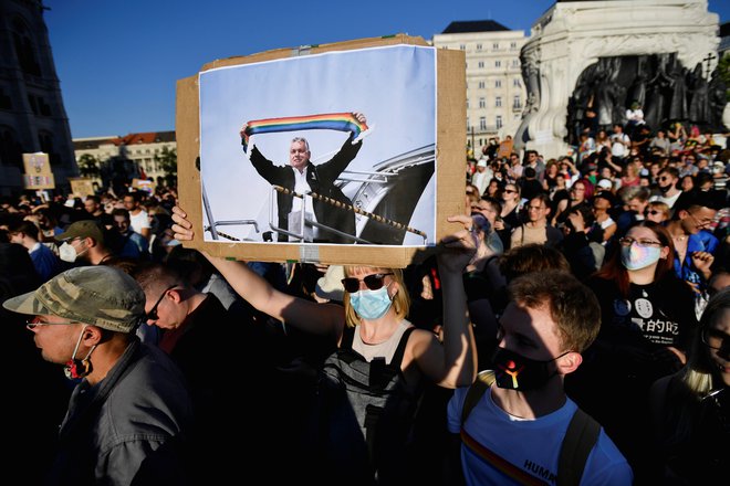 Protesti v središču Budimpešte proti madžarskemu premieru Viktorju Orbánu in spornemu zakonu FOTO: Marton Monus/Reuters