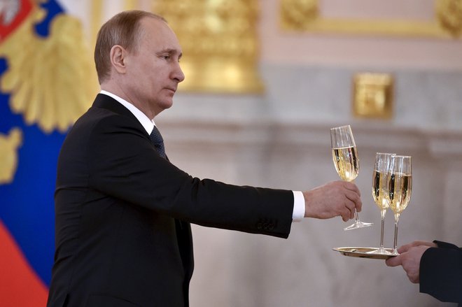 Vladimir Putin sega po šampanjcu.<br />
FOTO: Kirill Kudryavtsev/Reuters