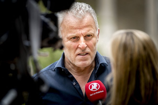 Peter R. de Vries je bil večkrat ustraljen nedaleč stran od studia televizije RTL, kjer se je v torek udeležil snemanja oddaje. FOTO: Remko de Waal/AFP
