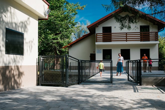 Na otoku potoka Šice in v senci dreves skrita Žabja hiša. FOTO: Občina Grosuplje