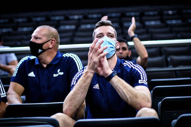 Goran Dragić je tekme v Kaunasu spremljal v družbi vodilnih mož košarkarske zveze. FOTO: Fiba